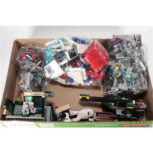 Large selection of Lego kits and building bricks, Unidentfied. Completeness not confirmed or guarant