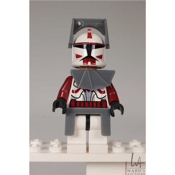 Lego Star Wars Commander Fox, Coruscant Guard phase 1, dark blueish gray visor, pauldron and karma.