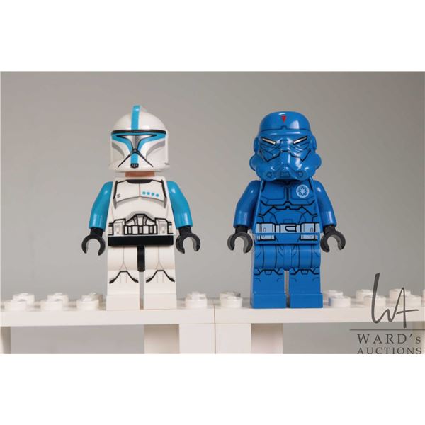 Two Lego Star Wars minfigures including Clone lieutenant and a Special forces Clone trooper.