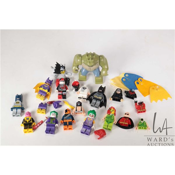 Selection of DC Super Heros minifigures Bat-Girl, Batman, Harley Quinn, Deathstroke (headpiece has m