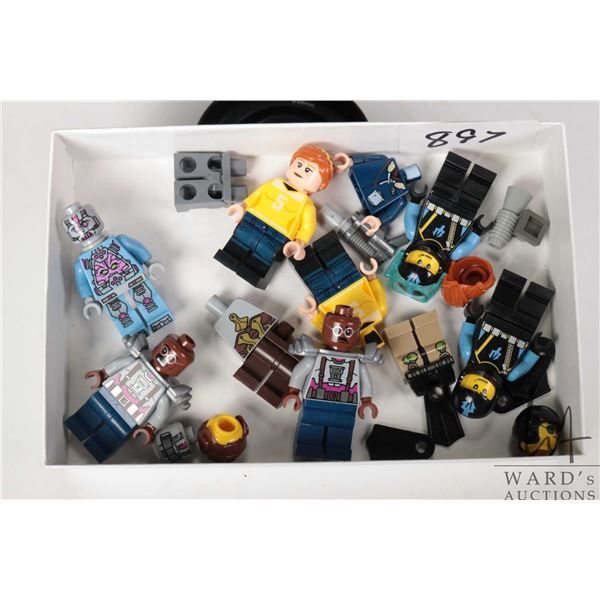 Selection of Lego minifigures including Atlantis Diver, The Kraang, Baxter Stockman, April O'Niel, e