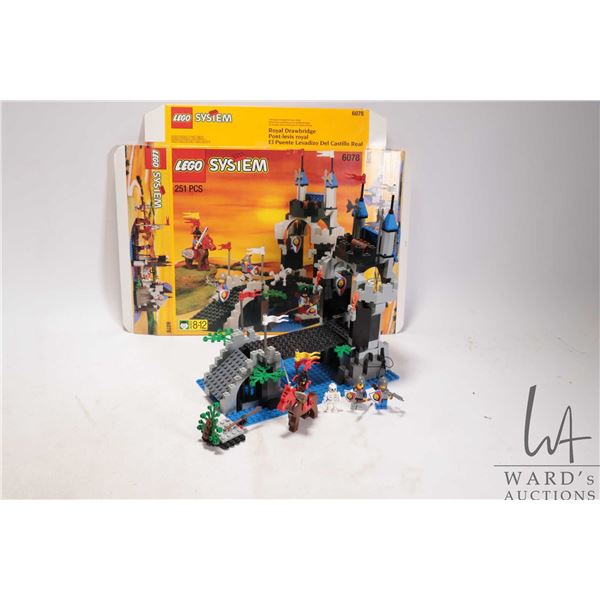 Lego "Castle" Royal Drawbridge set No. 6078 prebuilt kit, 4 minfigures, original box. Completeness n