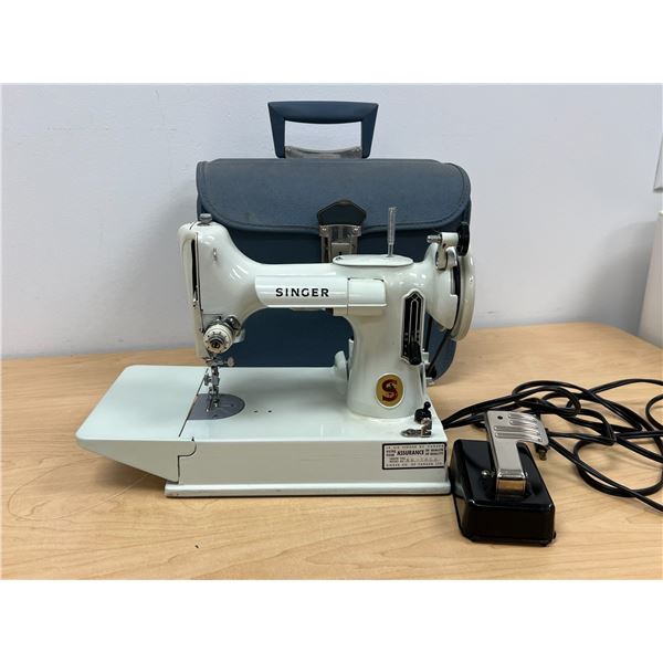 Vintage White Singer 221K Featherweight Sewing Machine With Carry Case