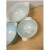 Image 5 : 3 Pyrex Amish / Butterprint Nesting Mixing Bowls - largest 2.5 Qt. - used, see photos