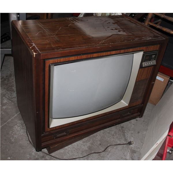VINTAGE RCA TUBE TV MODEL GER691SRA
