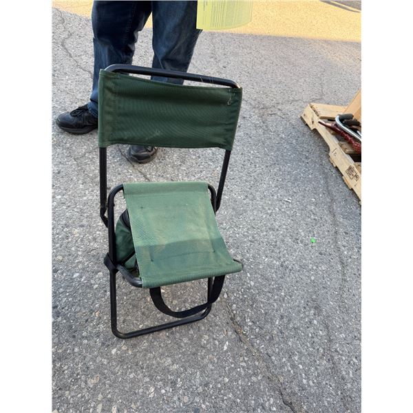 Folding camp chair
