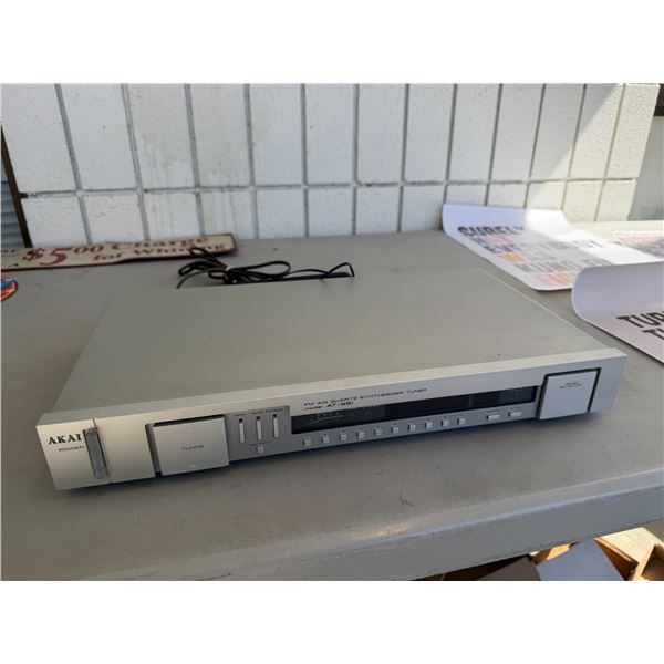 Akai FM AM quartz synthesizer tuner model AT – S61