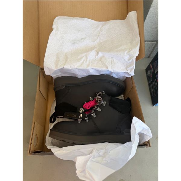New Sorel boots size 8