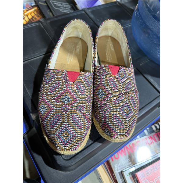 TOMS shoes size 7