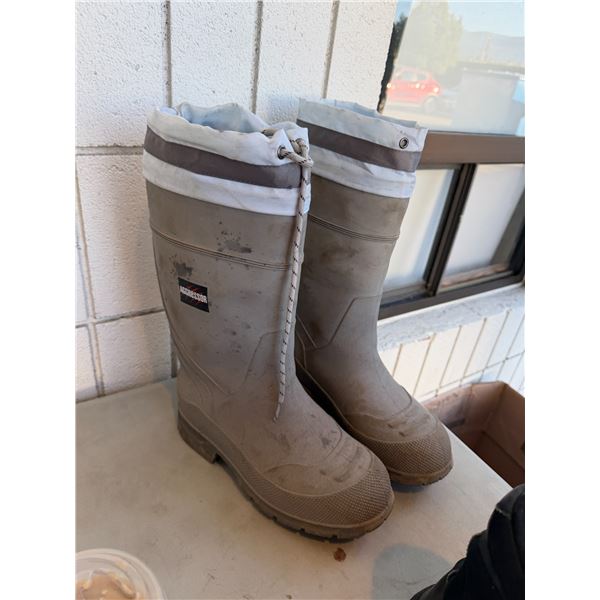 Aggressor boots size 5