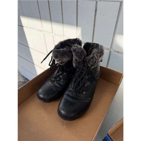 Aqua college size 7 1/2 shoes