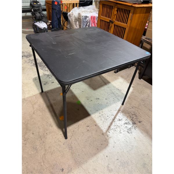 Folding table