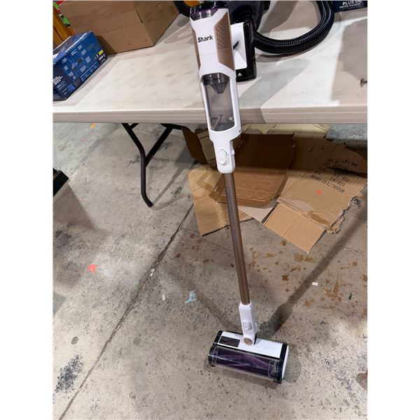Shark detect pro cordless vacuum. Works. Needs charger.