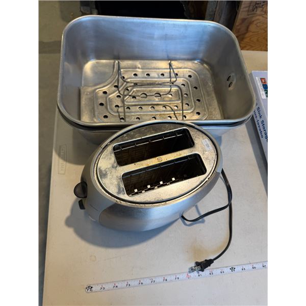 Roasting pan and toaster