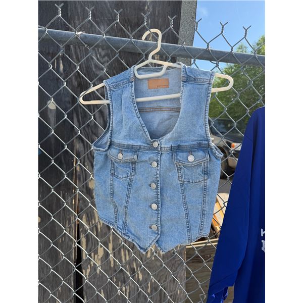 Bootlegger vest size small?