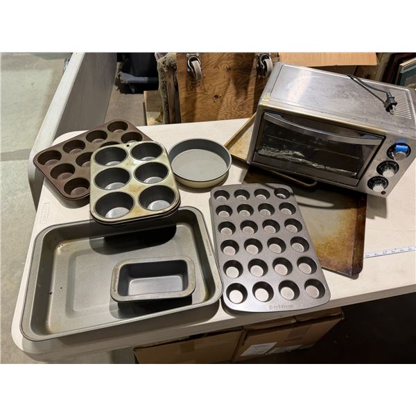 Toaster oven and baking pans