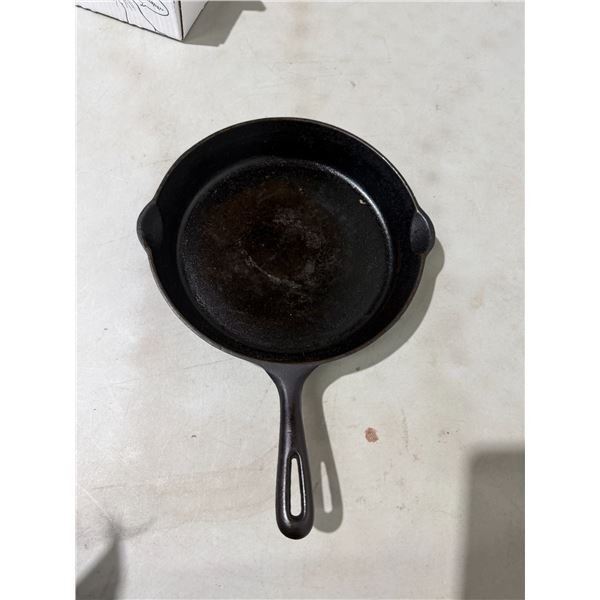 FINDLAY cast-iron frying Pan, Carleton Pl., Ontario