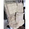 Image 1 : Lacey table linens