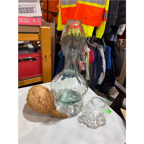 Vases and other decor