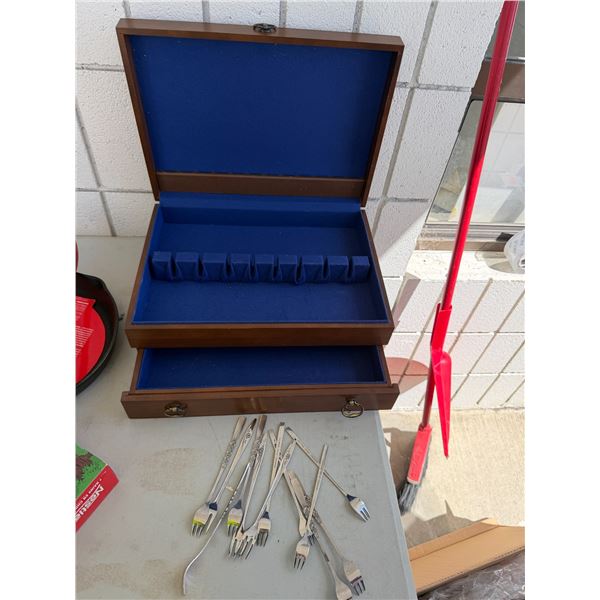 Cutlery box and assorted hors d'oeuvre forks