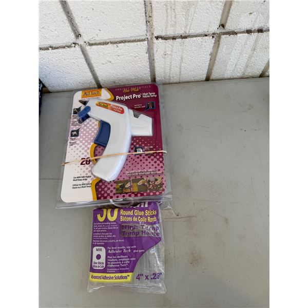 Glue gun with glue stick