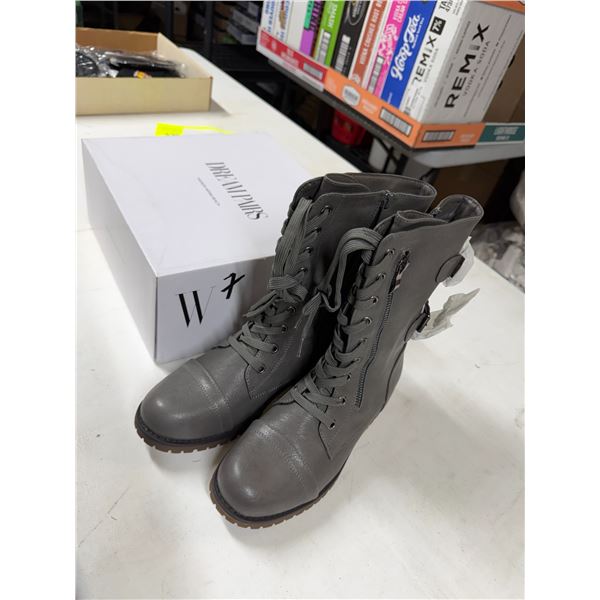 New dream pair boot size 7