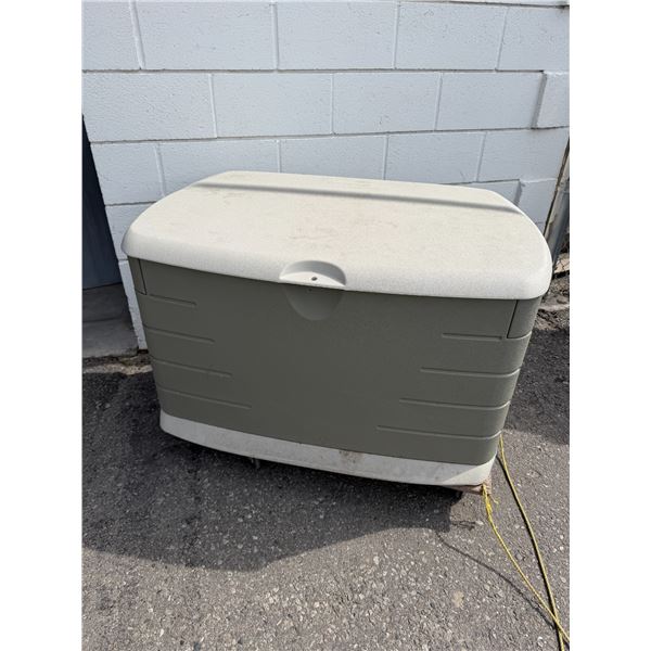 Rubbermaid storage box