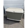Image 1 : Rubbermaid storage box