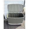 Image 2 : Rubbermaid storage box
