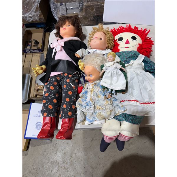 Assorted dolls