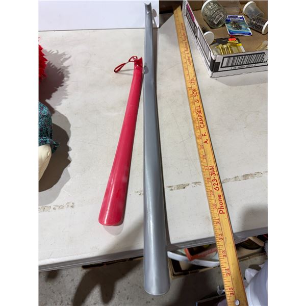 2 shoe horns