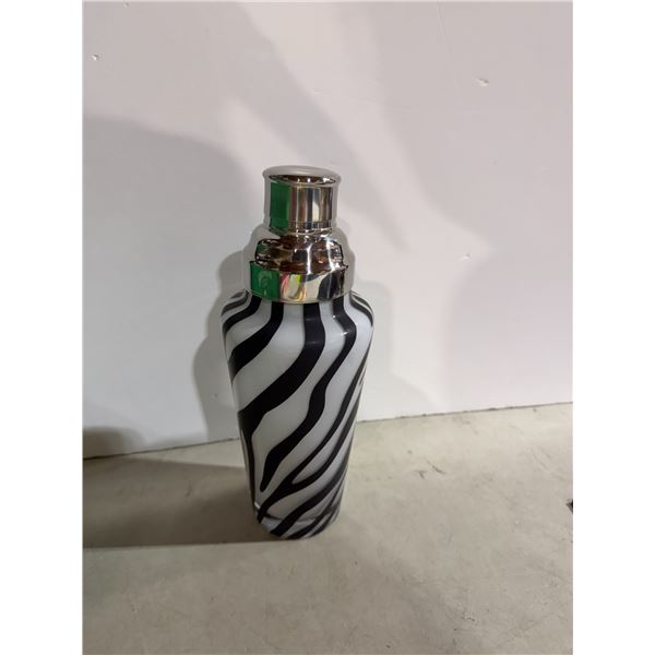 Beverage shaker