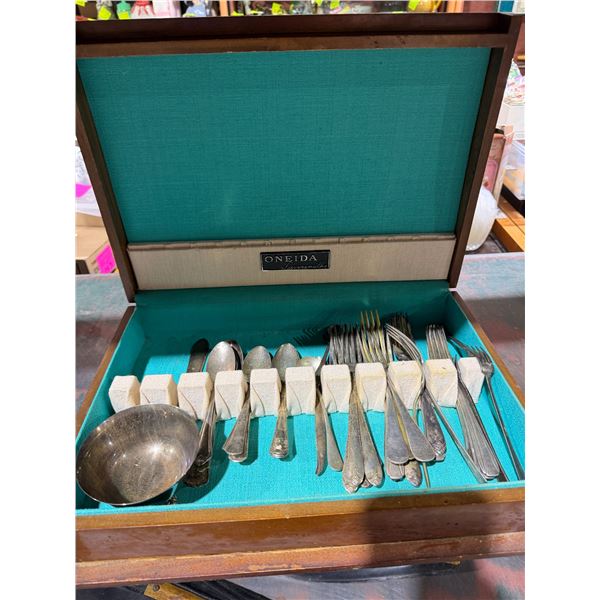 ONEIDA flatware  case with cutlery and bowl
