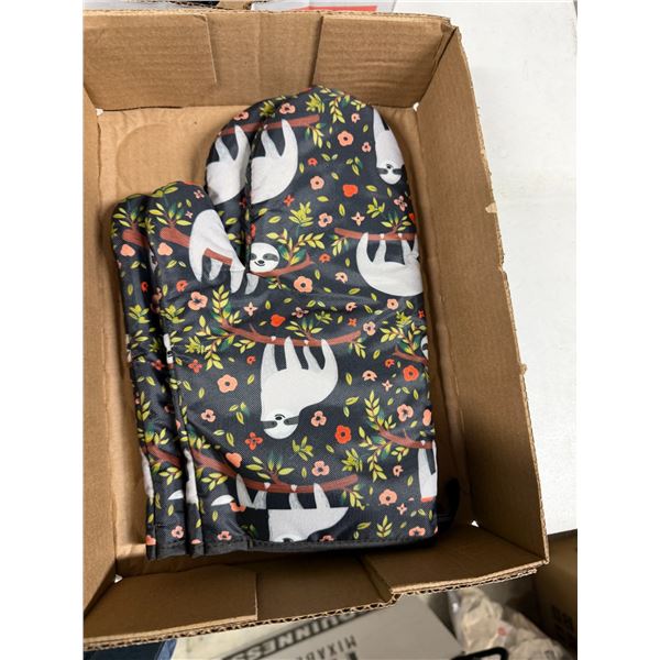 Oven mitts new