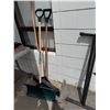 Image 1 : Shovels