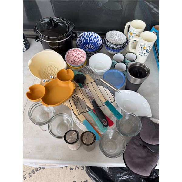 Miscellaneous kitchen and small crock