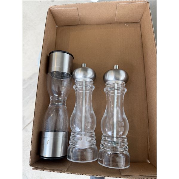 Salt and pepper grinders