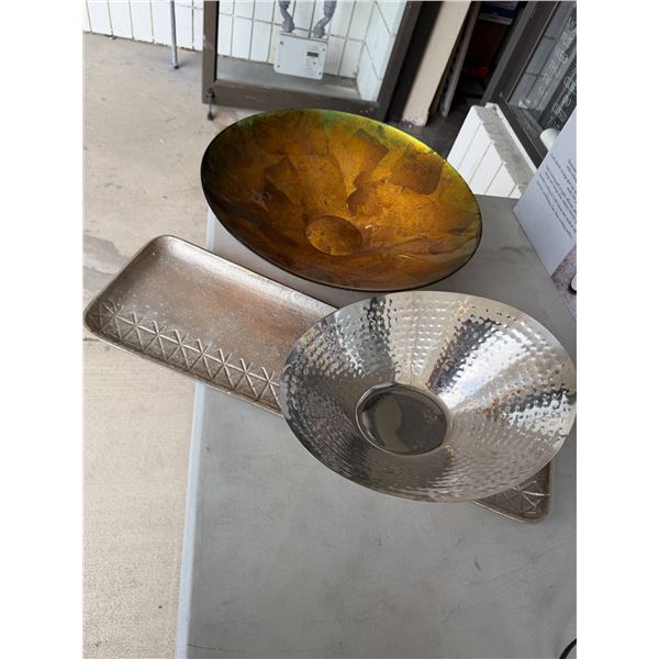 Assorted home decor, bowls