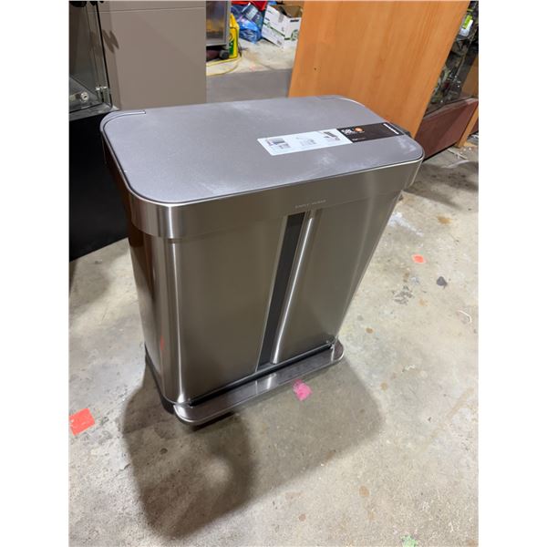 New step garbage can 58 L back corner has dent