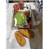 Image 1 : Slippers, necklace, mini dictionary, socks, etc.