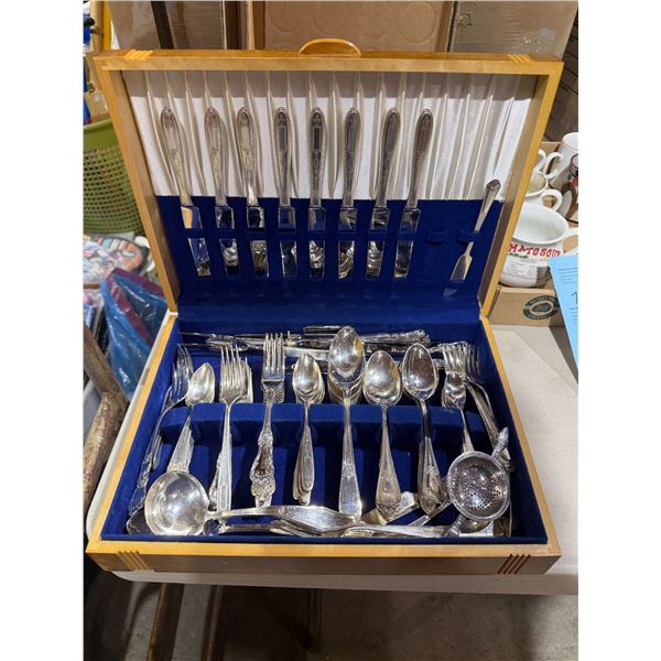 Cutlery in case Roger Brothers