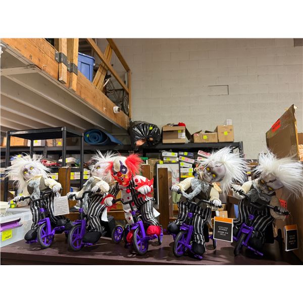 Noise making rolling Halloween decor