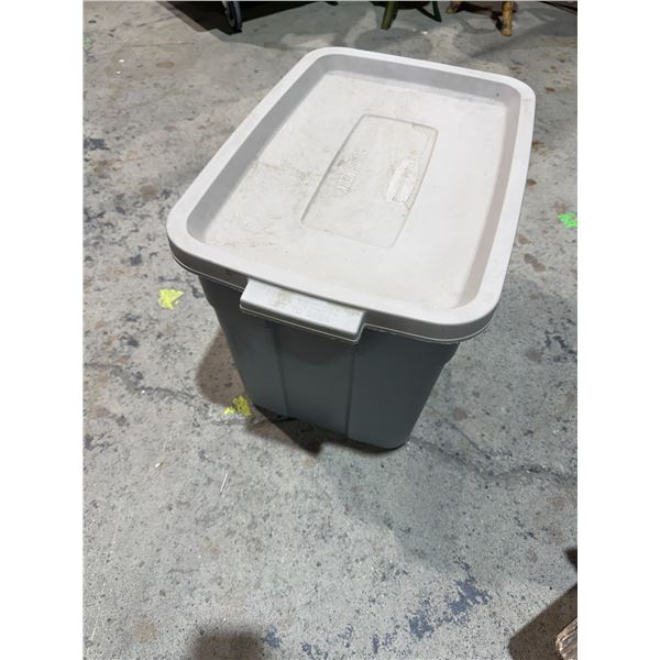 Rubbermaid bin with lid