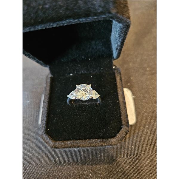 3.0ct Trinity rin with heart sidestones
