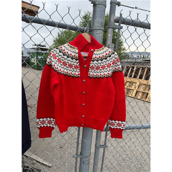 From from Norway handmade 100% wool vintage sweater size medium
