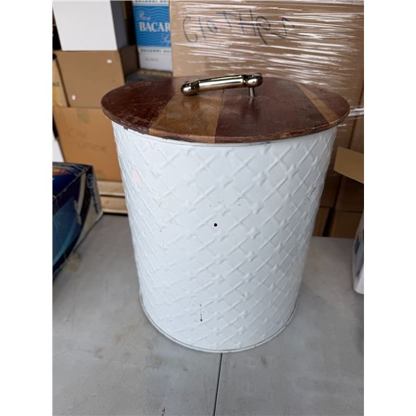 Pet food container