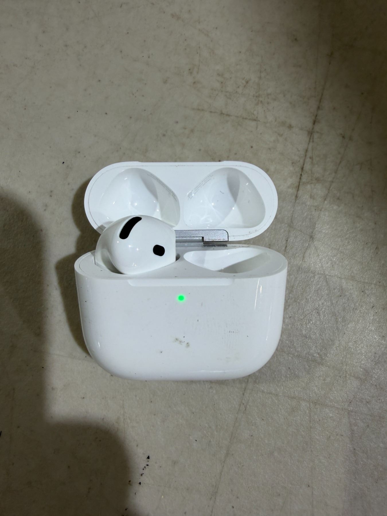 Apple AirPod Case C/W left ear pod