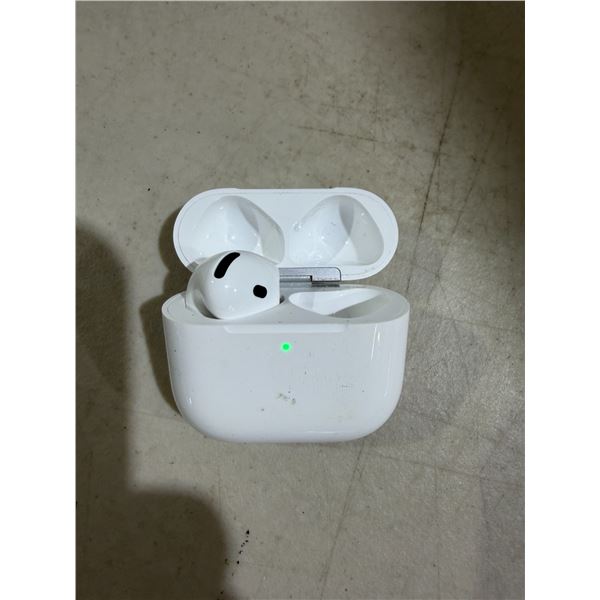 Apple AirPod Case C/W left ear pod