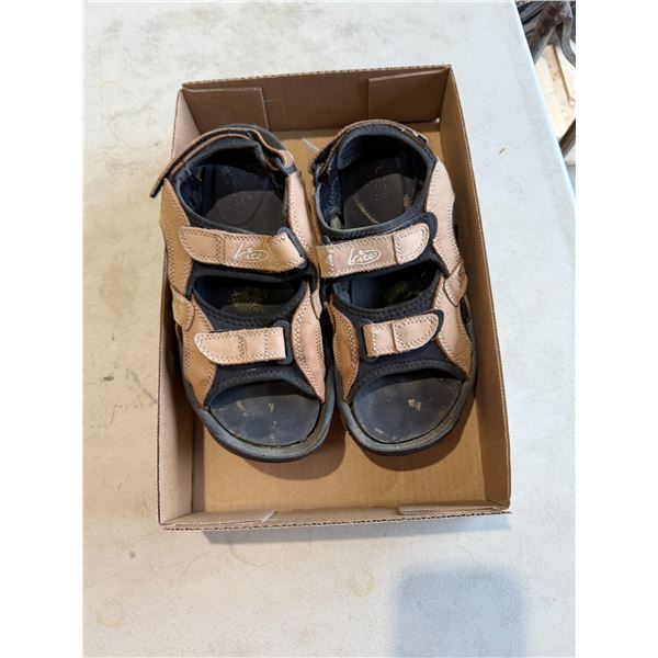 Golf shoes size not shown