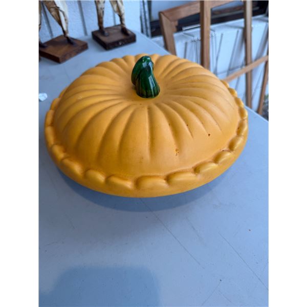 Pie plate with cover